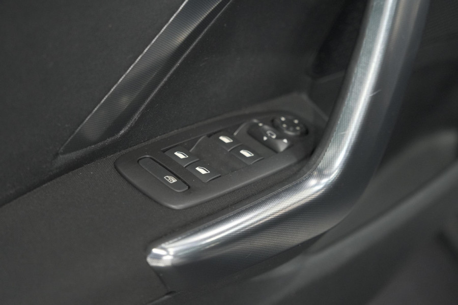 Peugeot 2008 PureTech 110 Allure | Panoramadak | Apple Carplay | Navigatie | Parkeersensoren