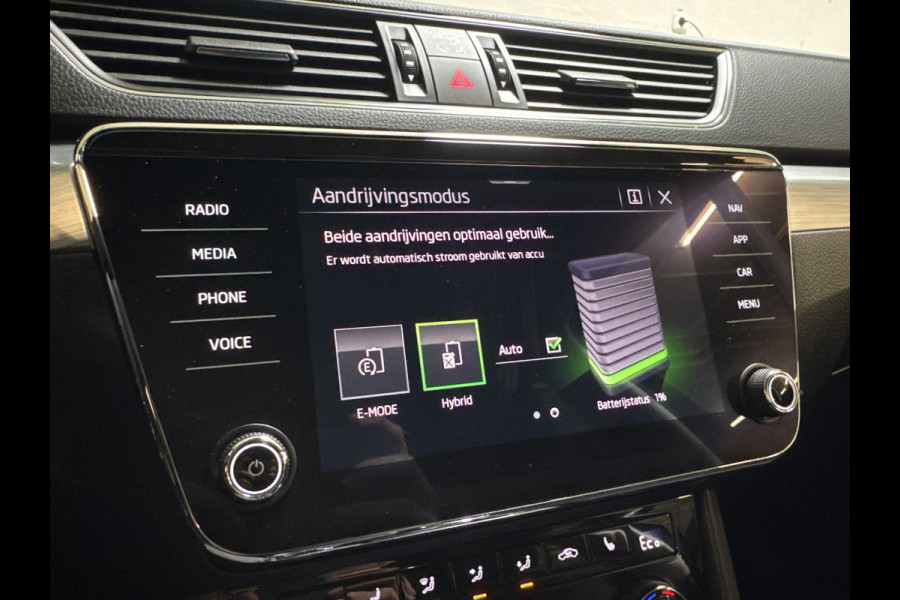 Škoda Superb Combi iV 218PK DSG HYBRID BUSINESS TREKHAAK/NAVI/CANTON-AUDIO