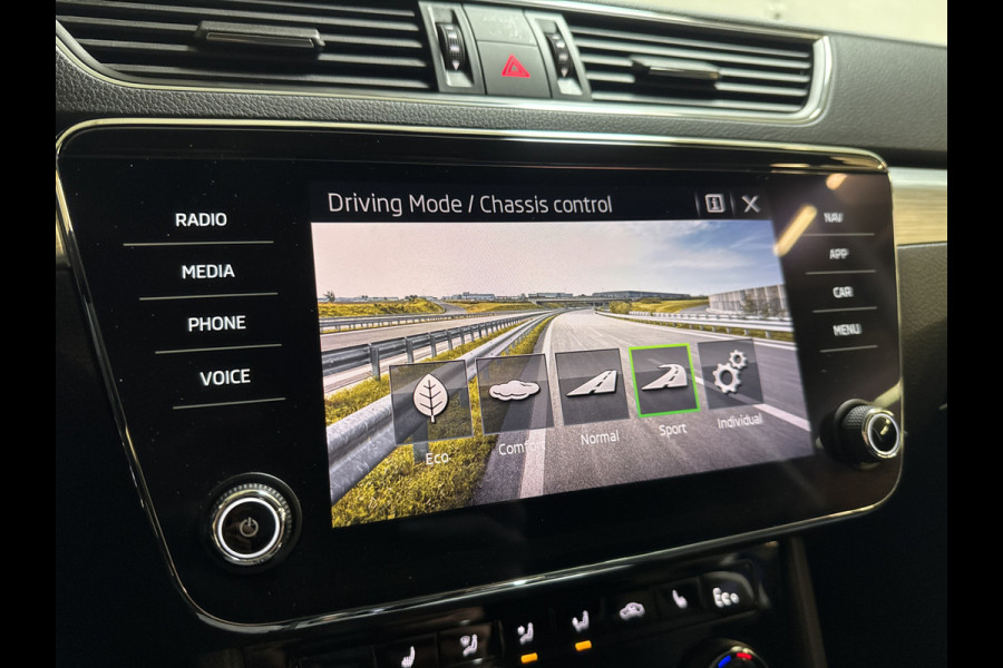 Škoda Superb Combi iV 218PK DSG HYBRID BUSINESS TREKHAAK/NAVI/CANTON-AUDIO