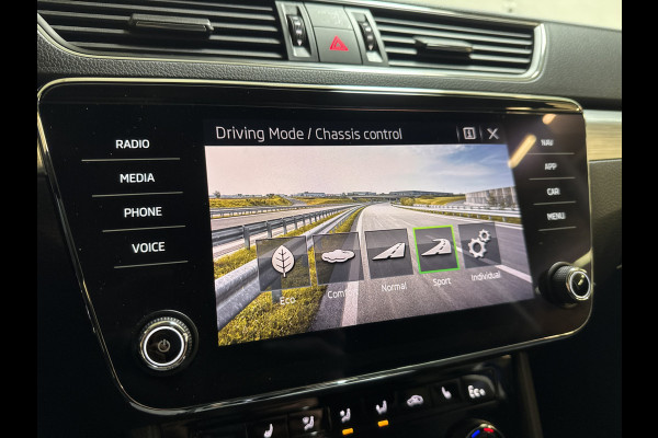 Škoda Superb Combi iV 218PK DSG HYBRID BUSINESS TREKHAAK/NAVI/CANTON-AUDIO