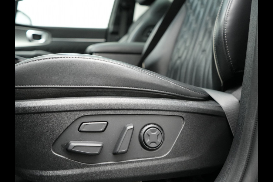 Kia Sorento 1.6 T-GDI 4WD ExecutiveLine PHEV 265pk Dealer O.H. | Trekhaak Afn. | Panodak | Adaptive Cruise | Head Up | Luxe Lederen Comfortstoelen Memory & Ventilatie | 360 Camera | Bose Sound | Stoelen & Stuur Verwarmd | Blis | Keyless | Plug In Hybrid