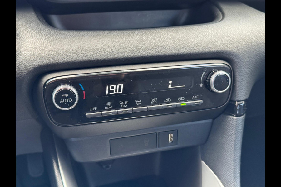 Toyota Yaris 1.5 Hybrid Dynamic | Lichtmetalen velgen, LED, Keyless, Startknop, Licht + Regensensor, Apple CarPlay/Android Auto