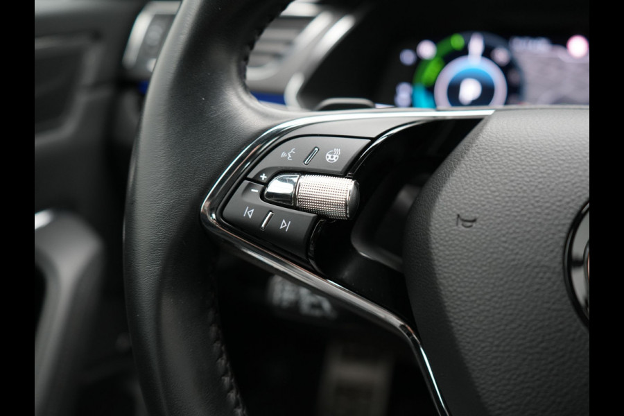 Škoda Superb Combi 1.4 TSI iV Laurin & Klement PHEV 218pk Dealer O.H. | Adaptive Cruise | 360 Camera | Canton Audio | Lederen Comfortstoelen Memory & Massage & Ventilatie | Sfeerverlichting | Stoelen & Stuur Verwarmd | Apple Carplay | Blis | Keyless | Plug In Hybrid |