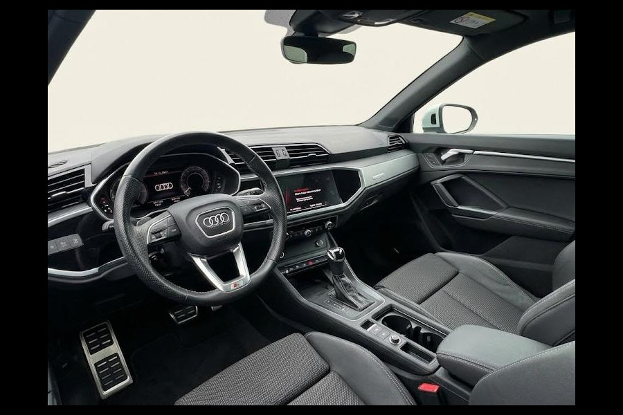 Audi Q3 45 TFSI e S edition 245pk | Panoramadak | Navgatie | Keyless Entry | Matrix Led |