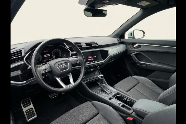 Audi Q3 45 TFSI e S edition 245pk | Panoramadak | Navgatie | Keyless Entry | Matrix Led |