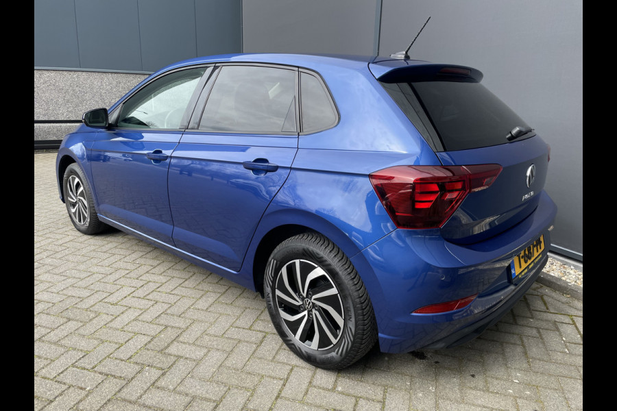 Volkswagen Polo 1.0 TSI Life Business Achteruitrijcamera - Apple carplay - Airco - Cruise control - Parkeersensoren - Bluetooth - Led verlichting - Navigatie - Radio - Licht metalen velgen 15 inch - Stoelverwarming - Start/stop systeem - Stuur leder - Stuur multifunctioneel