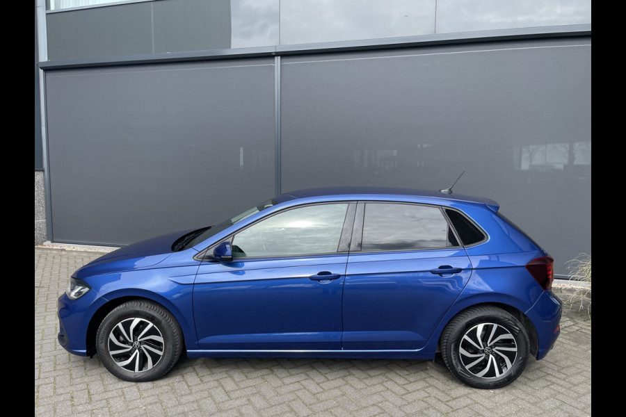 Volkswagen Polo 1.0 TSI Life Business Achteruitrijcamera - Apple carplay - Airco - Cruise control - Parkeersensoren - Bluetooth - Led verlichting - Navigatie - Radio - Licht metalen velgen 15 inch - Stoelverwarming - Start/stop systeem - Stuur leder - Stuur multifunctioneel