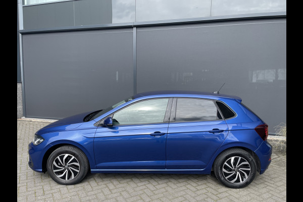 Volkswagen Polo 1.0 TSI Life Business Achteruitrijcamera - Apple carplay - Airco - Cruise control - Parkeersensoren - Bluetooth - Led verlichting - Navigatie - Radio - Licht metalen velgen 15 inch - Stoelverwarming - Start/stop systeem - Stuur leder - Stuur multifunctioneel
