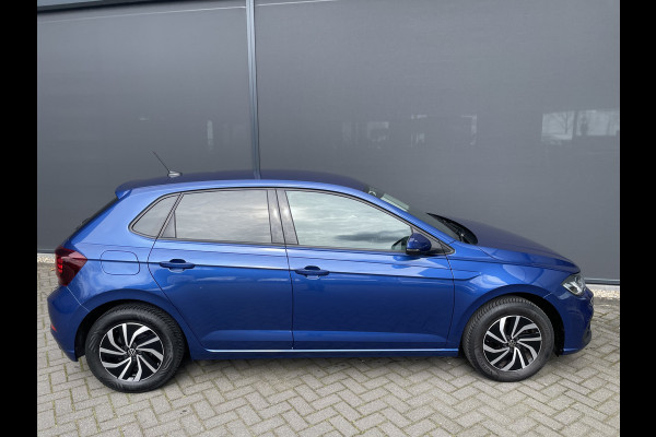 Volkswagen Polo 1.0 TSI Life Business Achteruitrijcamera - Apple carplay - Airco - Cruise control - Parkeersensoren - Bluetooth - Led verlichting - Navigatie - Radio - Licht metalen velgen 15 inch - Stoelverwarming - Start/stop systeem - Stuur leder - Stuur multifunctioneel