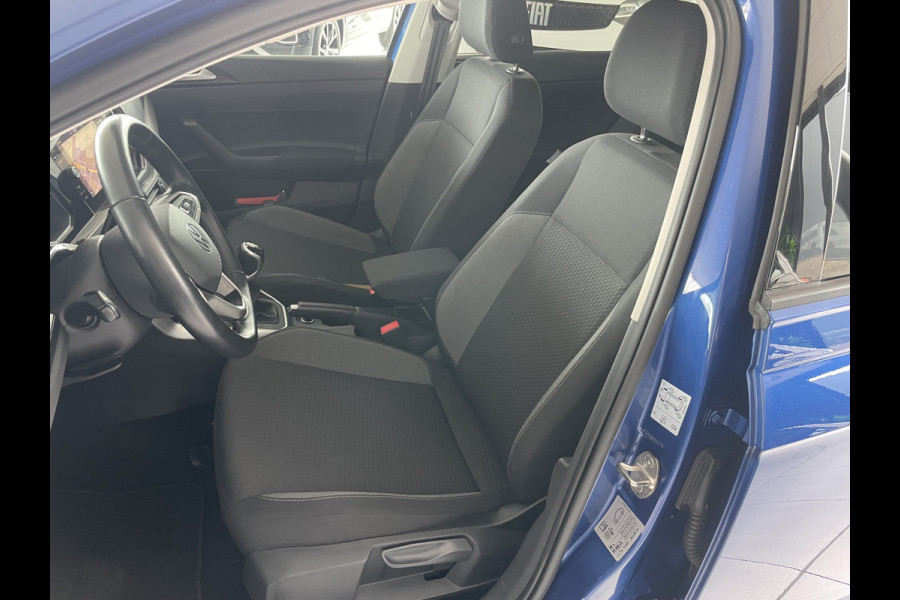 Volkswagen Polo 1.0 TSI Life Business Achteruitrijcamera - Apple carplay - Airco - Cruise control - Parkeersensoren - Bluetooth - Led verlichting - Navigatie - Radio - Licht metalen velgen 15 inch - Stoelverwarming - Start/stop systeem - Stuur leder - Stuur multifunctioneel