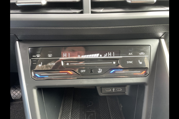 Volkswagen Polo 1.0 TSI Life Business Achteruitrijcamera - Apple carplay - Airco - Cruise control - Parkeersensoren - Bluetooth - Led verlichting - Navigatie - Radio - Licht metalen velgen 15 inch - Stoelverwarming - Start/stop systeem - Stuur leder - Stuur multifunctioneel