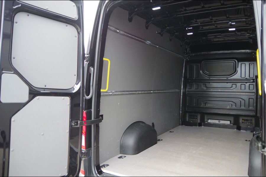 Volkswagen Crafter 35 2.0 TDI L3H3 140PK AUT. LED, TREKHAAK, BETIMMERING, STOELVERWARMING, GEVEERDE ERGO COMFORT STOEL, CAMERA, NAVI, CRUISE, AIRCO