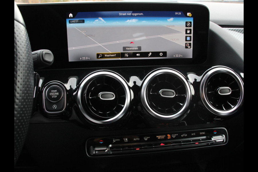 Mercedes-Benz GLA 200 AMG Line Automaat Nieuw model ! | Navigatie | Climate Control | Camera | Electrisch bedienbare achterklep | Dab | Led