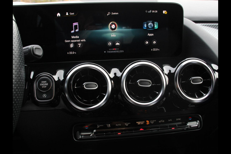 Mercedes-Benz GLA 200 AMG Line Automaat Nieuw model ! | Navigatie | Climate Control | Camera | Electrisch bedienbare achterklep | Dab | Led