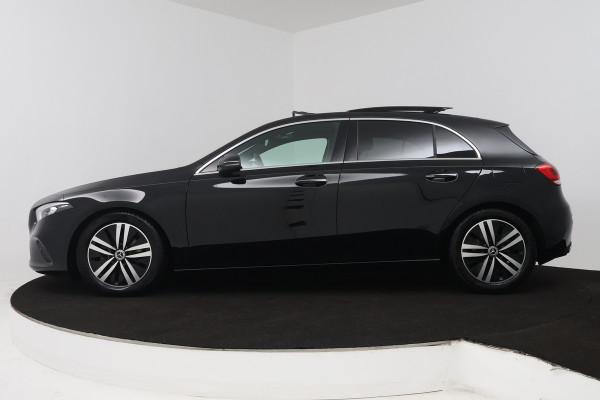 Mercedes-Benz A-Klasse 180 Business Solution Luxury (PANORAMADAK, STOELVERWARMING, SFEERVERLICHTING, ELEKTR STOELEN, NAVIGATIE)
