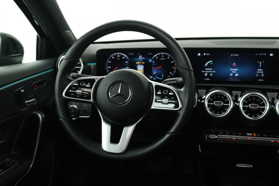 Mercedes-Benz A-Klasse 180 Business Solution Luxury (PANORAMADAK, STOELVERWARMING, SFEERVERLICHTING, ELEKTR STOELEN, NAVIGATIE)