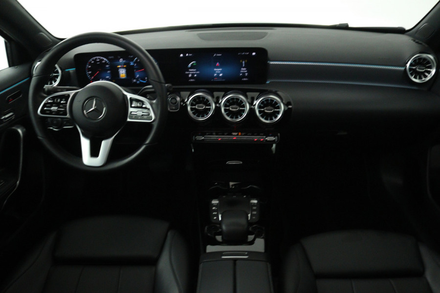Mercedes-Benz A-Klasse 180 Business Solution Luxury (PANORAMADAK, STOELVERWARMING, SFEERVERLICHTING, ELEKTR STOELEN, NAVIGATIE)