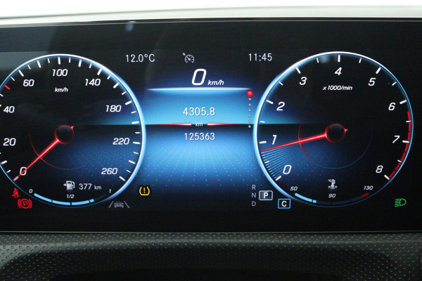 Mercedes-Benz A-Klasse 180 Business Solution Luxury (PANORAMADAK, STOELVERWARMING, SFEERVERLICHTING, ELEKTR STOELEN, NAVIGATIE)