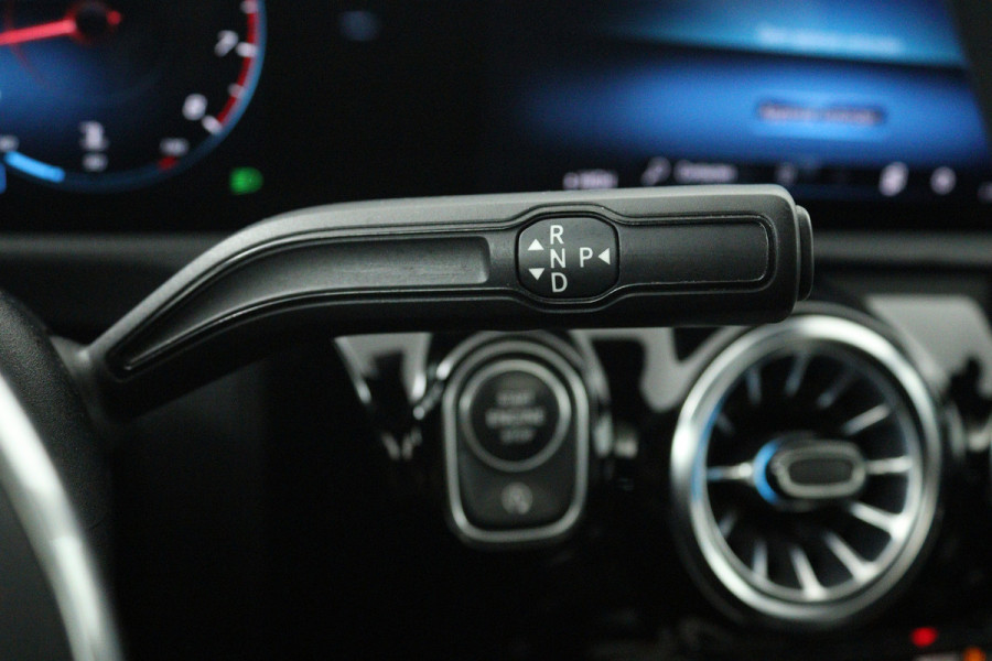 Mercedes-Benz A-Klasse 180 Business Solution Luxury (PANORAMADAK, STOELVERWARMING, SFEERVERLICHTING, ELEKTR STOELEN, NAVIGATIE)
