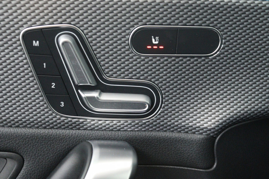 Mercedes-Benz A-Klasse 180 Business Solution Luxury (PANORAMADAK, STOELVERWARMING, SFEERVERLICHTING, ELEKTR STOELEN, NAVIGATIE)