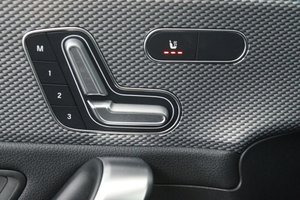 Mercedes-Benz A-Klasse 180 Business Solution Luxury (PANORAMADAK, STOELVERWARMING, SFEERVERLICHTING, ELEKTR STOELEN, NAVIGATIE)