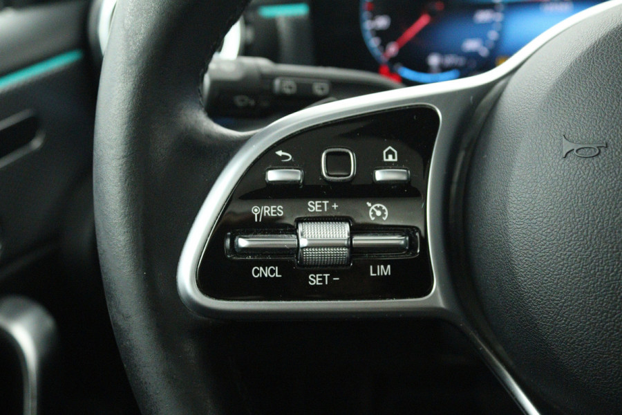 Mercedes-Benz A-Klasse 180 Business Solution Luxury (PANORAMADAK, STOELVERWARMING, SFEERVERLICHTING, ELEKTR STOELEN, NAVIGATIE)