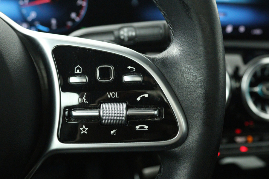 Mercedes-Benz A-Klasse 180 Business Solution Luxury (PANORAMADAK, STOELVERWARMING, SFEERVERLICHTING, ELEKTR STOELEN, NAVIGATIE)