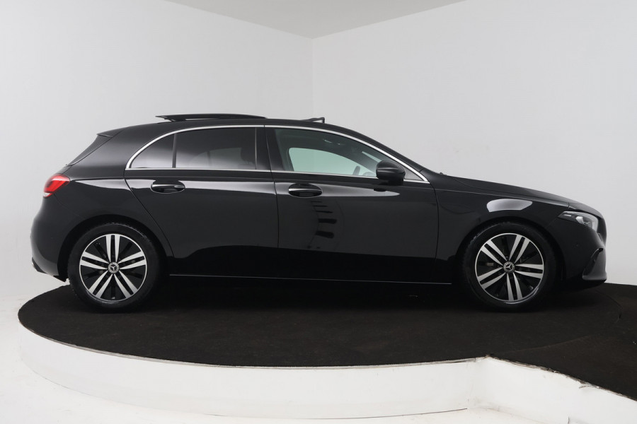 Mercedes-Benz A-Klasse 180 Business Solution Luxury (PANORAMADAK, STOELVERWARMING, SFEERVERLICHTING, ELEKTR STOELEN, NAVIGATIE)