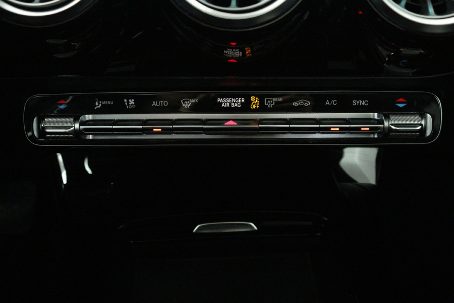 Mercedes-Benz A-Klasse 180 Business Solution Luxury (PANORAMADAK, STOELVERWARMING, SFEERVERLICHTING, ELEKTR STOELEN, NAVIGATIE)