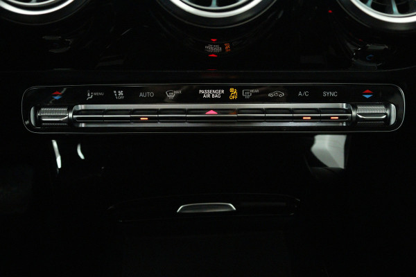 Mercedes-Benz A-Klasse 180 Business Solution Luxury (PANORAMADAK, STOELVERWARMING, SFEERVERLICHTING, ELEKTR STOELEN, NAVIGATIE)