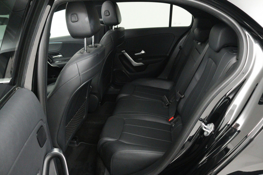 Mercedes-Benz A-Klasse 180 Business Solution Luxury (PANORAMADAK, STOELVERWARMING, SFEERVERLICHTING, ELEKTR STOELEN, NAVIGATIE)