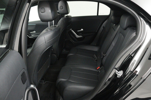 Mercedes-Benz A-Klasse 180 Business Solution Luxury (PANORAMADAK, STOELVERWARMING, SFEERVERLICHTING, ELEKTR STOELEN, NAVIGATIE)