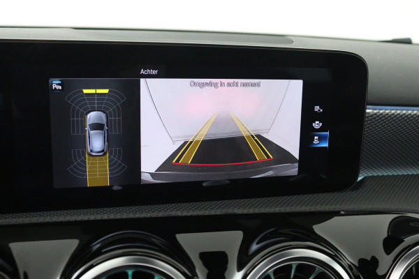 Mercedes-Benz A-Klasse 180 Business Solution Luxury (PANORAMADAK, STOELVERWARMING, SFEERVERLICHTING, ELEKTR STOELEN, NAVIGATIE)