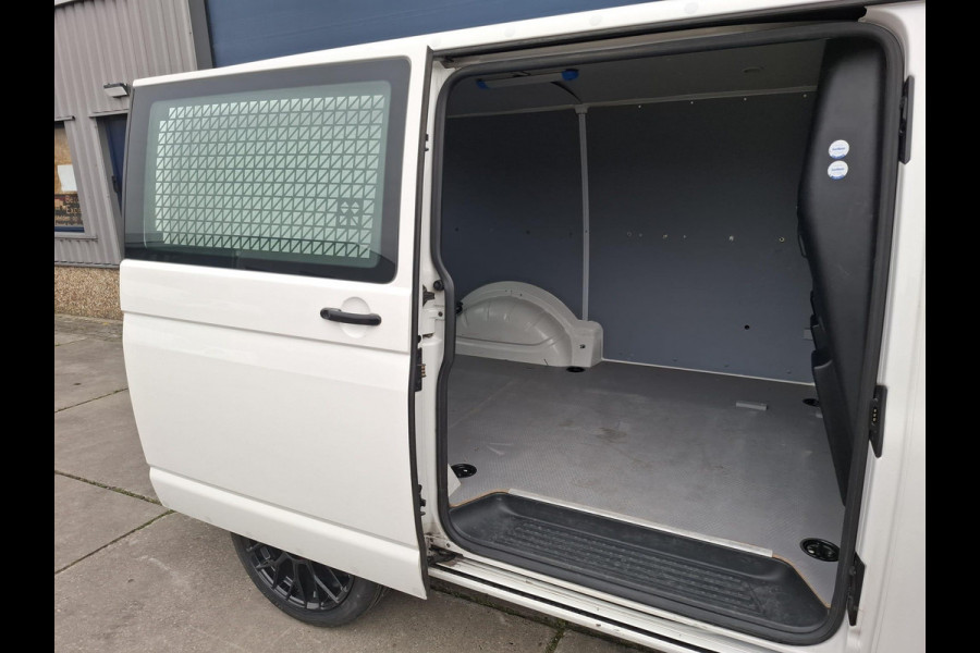 Volkswagen Transporter 2.0 TDI L1H1 Trendline AIRCO / CRUISE CONTROLE / TREKHAAK / EURO 6