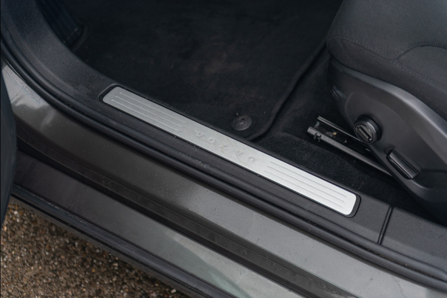 Volvo V60 B3 Aut. Momentum ACC Trekhaak Parkeercamera 164pk