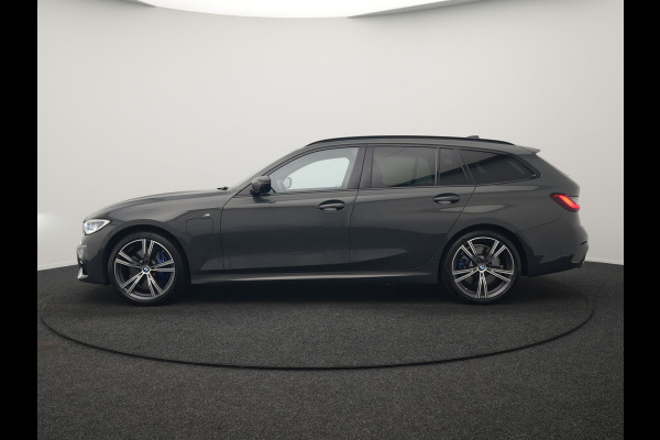BMW 3 Serie Touring 330e M Sport PHEV 293pk Dealer O.H. | Trekhaak Af Fabriek | Head Up | Adaptive Cruise | Laser LED | Harman / Kardon | Camera | Adaptief Onderstel | Alcantara Sportstoelen Verwarmd | Keyless | Blis | Sfeerverlichting | Dravitgrau metallic | Plug In Hybrid