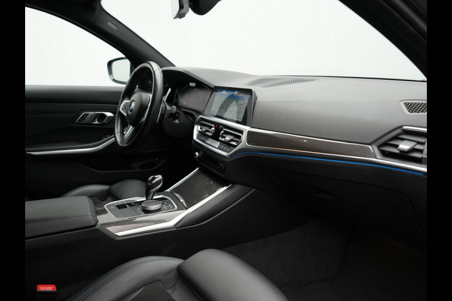 BMW 3 Serie Touring 330e M Sport PHEV 293pk Dealer O.H. | Trekhaak Af Fabriek | Head Up | Adaptive Cruise | Laser LED | Harman / Kardon | Camera | Adaptief Onderstel | Alcantara Sportstoelen Verwarmd | Keyless | Blis | Sfeerverlichting | Dravitgrau metallic | Plug In Hybrid