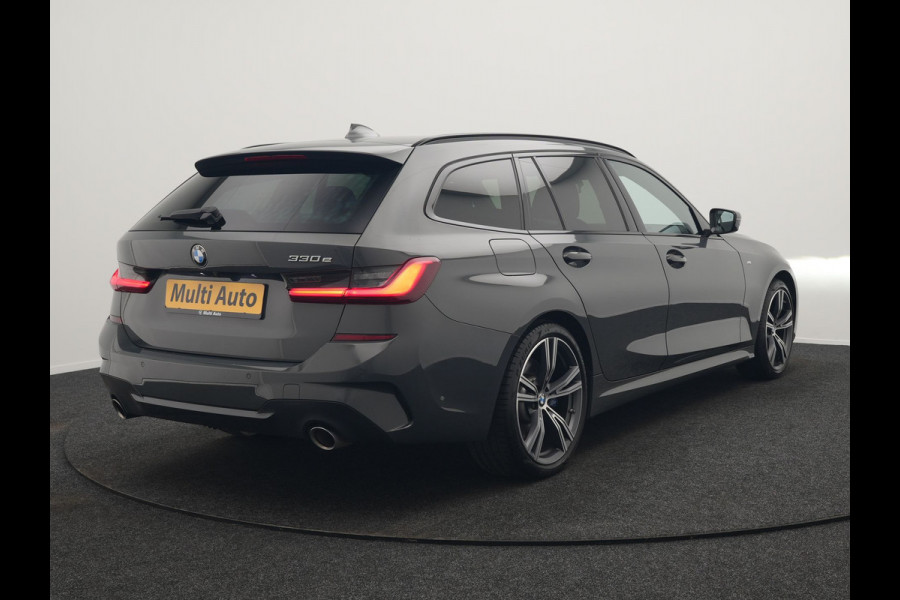 BMW 3 Serie Touring 330e M Sport PHEV 293pk Dealer O.H. | Trekhaak Af Fabriek | Head Up | Adaptive Cruise | Laser LED | Harman / Kardon | Camera | Adaptief Onderstel | Alcantara Sportstoelen Verwarmd | Keyless | Blis | Sfeerverlichting | Dravitgrau metallic | Plug In Hybrid