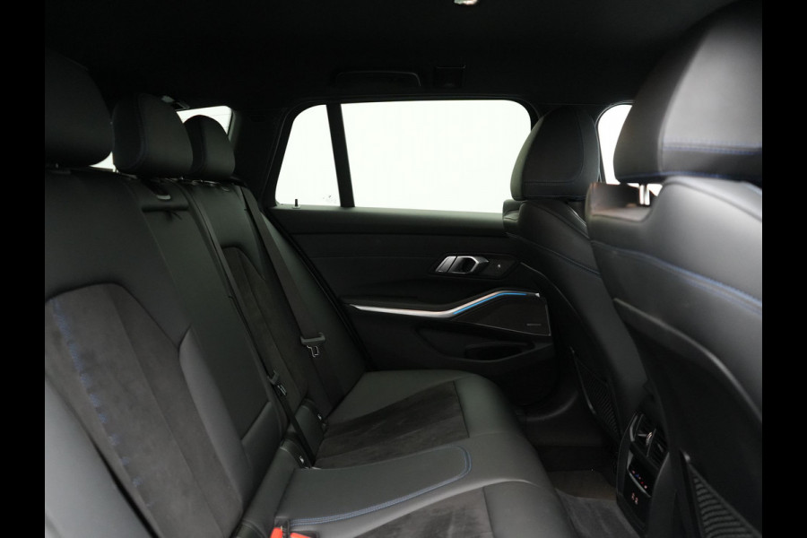 BMW 3 Serie Touring 330e M Sport PHEV 293pk Dealer O.H. | Trekhaak Af Fabriek | Head Up | Adaptive Cruise | Laser LED | Harman / Kardon | Camera | Adaptief Onderstel | Alcantara Sportstoelen Verwarmd | Keyless | Blis | Sfeerverlichting | Dravitgrau metallic | Plug In Hybrid