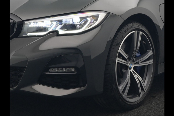BMW 3 Serie Touring 330e M Sport PHEV 293pk Dealer O.H. | Trekhaak Af Fabriek | Head Up | Adaptive Cruise | Laser LED | Harman / Kardon | Camera | Adaptief Onderstel | Alcantara Sportstoelen Verwarmd | Keyless | Blis | Sfeerverlichting | Dravitgrau metallic | Plug In Hybrid