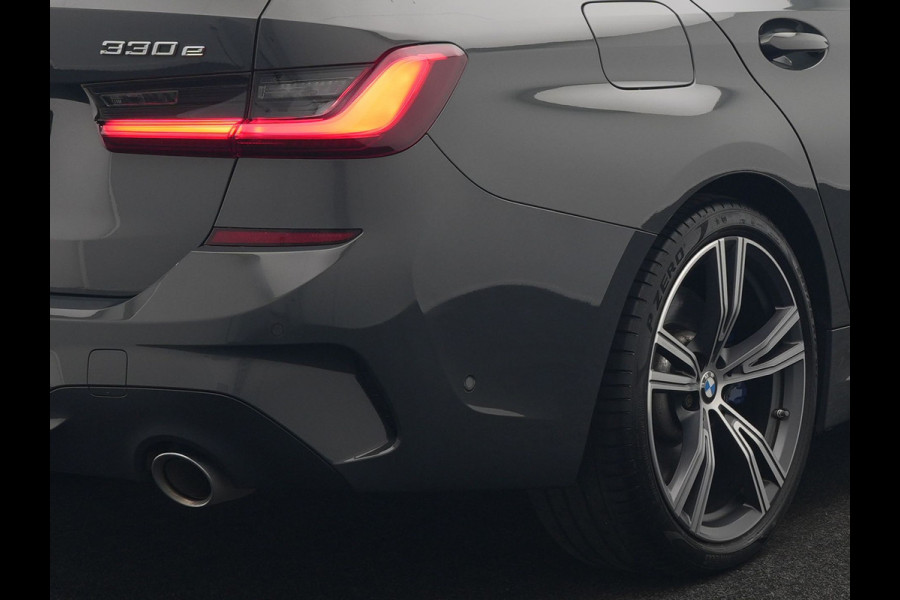 BMW 3 Serie Touring 330e M Sport PHEV 293pk Dealer O.H. | Trekhaak Af Fabriek | Head Up | Adaptive Cruise | Laser LED | Harman / Kardon | Camera | Adaptief Onderstel | Alcantara Sportstoelen Verwarmd | Keyless | Blis | Sfeerverlichting | Dravitgrau metallic | Plug In Hybrid