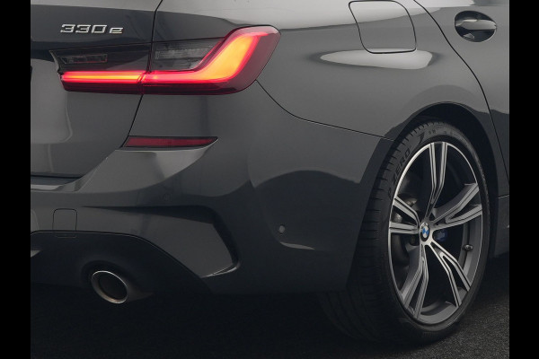 BMW 3 Serie Touring 330e M Sport PHEV 293pk Dealer O.H. | Trekhaak Af Fabriek | Head Up | Adaptive Cruise | Laser LED | Harman / Kardon | Camera | Adaptief Onderstel | Alcantara Sportstoelen Verwarmd | Keyless | Blis | Sfeerverlichting | Dravitgrau metallic | Plug In Hybrid
