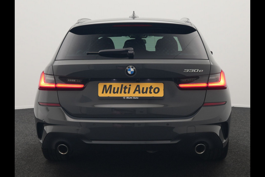 BMW 3 Serie Touring 330e M Sport PHEV 293pk Dealer O.H. | Trekhaak Af Fabriek | Head Up | Adaptive Cruise | Laser LED | Harman / Kardon | Camera | Adaptief Onderstel | Alcantara Sportstoelen Verwarmd | Keyless | Blis | Sfeerverlichting | Dravitgrau metallic | Plug In Hybrid