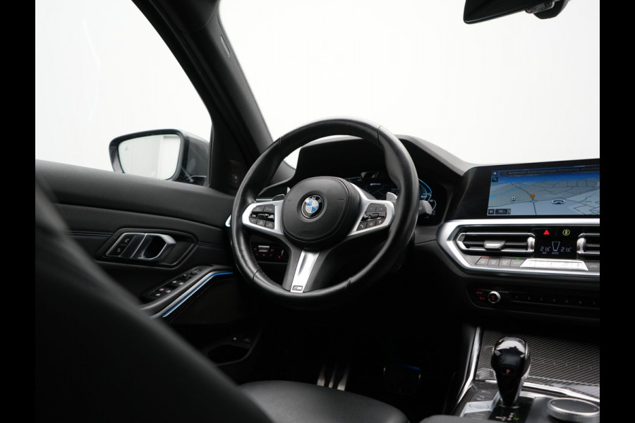 BMW 3 Serie Touring 330e M Sport PHEV 293pk Dealer O.H. | Trekhaak Af Fabriek | Head Up | Adaptive Cruise | Laser LED | Harman / Kardon | Camera | Adaptief Onderstel | Alcantara Sportstoelen Verwarmd | Keyless | Blis | Sfeerverlichting | Dravitgrau metallic | Plug In Hybrid