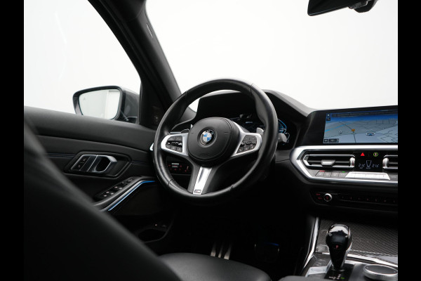 BMW 3 Serie Touring 330e M Sport PHEV 293pk Dealer O.H. | Trekhaak Af Fabriek | Head Up | Adaptive Cruise | Laser LED | Harman / Kardon | Camera | Adaptief Onderstel | Alcantara Sportstoelen Verwarmd | Keyless | Blis | Sfeerverlichting | Dravitgrau metallic | Plug In Hybrid