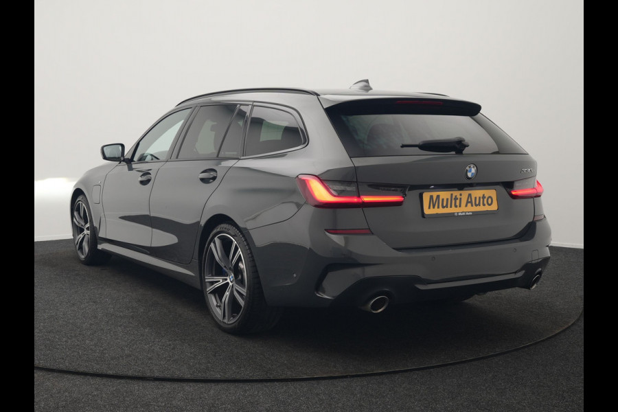 BMW 3 Serie Touring 330e M Sport PHEV 293pk Dealer O.H. | Trekhaak Af Fabriek | Head Up | Adaptive Cruise | Laser LED | Harman / Kardon | Camera | Adaptief Onderstel | Alcantara Sportstoelen Verwarmd | Keyless | Blis | Sfeerverlichting | Dravitgrau metallic | Plug In Hybrid