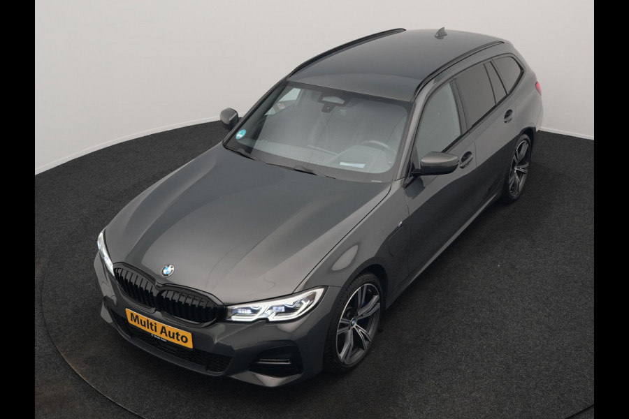 BMW 3 Serie Touring 330e M Sport PHEV 293pk Dealer O.H. | Trekhaak Af Fabriek | Head Up | Adaptive Cruise | Laser LED | Harman / Kardon | Camera | Adaptief Onderstel | Alcantara Sportstoelen Verwarmd | Keyless | Blis | Sfeerverlichting | Dravitgrau metallic | Plug In Hybrid