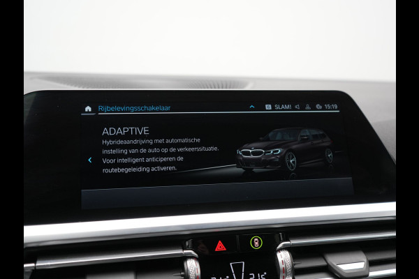 BMW 3 Serie Touring 330e M Sport PHEV 293pk Dealer O.H. | Trekhaak Af Fabriek | Head Up | Adaptive Cruise | Laser LED | Harman / Kardon | Camera | Adaptief Onderstel | Alcantara Sportstoelen Verwarmd | Keyless | Blis | Sfeerverlichting | Dravitgrau metallic | Plug In Hybrid