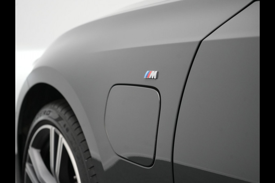 BMW 3 Serie Touring 330e M Sport PHEV 293pk Dealer O.H. | Trekhaak Af Fabriek | Head Up | Adaptive Cruise | Laser LED | Harman / Kardon | Camera | Adaptief Onderstel | Alcantara Sportstoelen Verwarmd | Keyless | Blis | Sfeerverlichting | Dravitgrau metallic | Plug In Hybrid