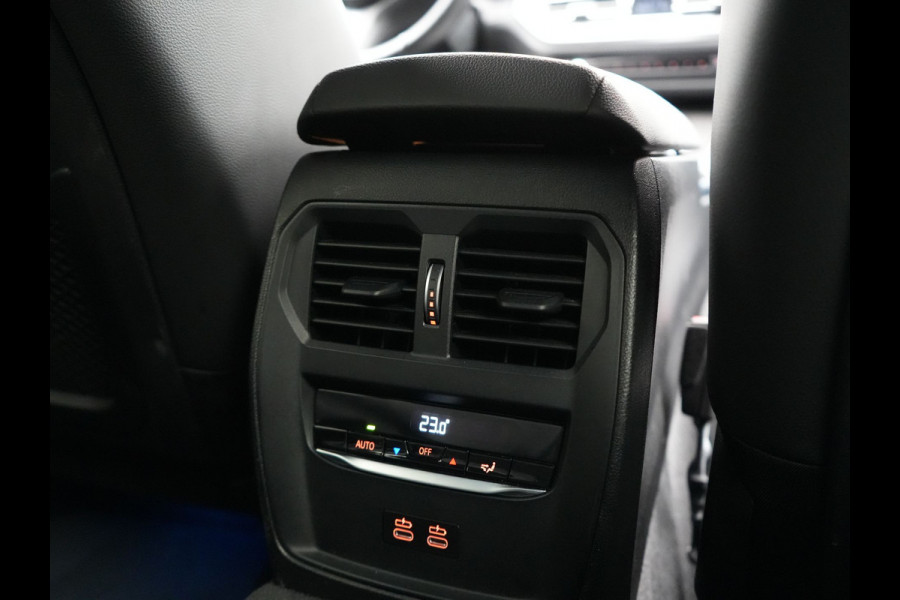 BMW 3 Serie Touring 330e M Sport PHEV 293pk Dealer O.H. | Trekhaak Af Fabriek | Head Up | Adaptive Cruise | Laser LED | Harman / Kardon | Camera | Adaptief Onderstel | Alcantara Sportstoelen Verwarmd | Keyless | Blis | Sfeerverlichting | Dravitgrau metallic | Plug In Hybrid